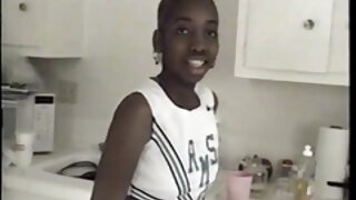 Graciozna tinejdžerka crnka Crystal Greenvelle vodi ljubav sa senzualnom porno mlade dlakave plavokosom milom